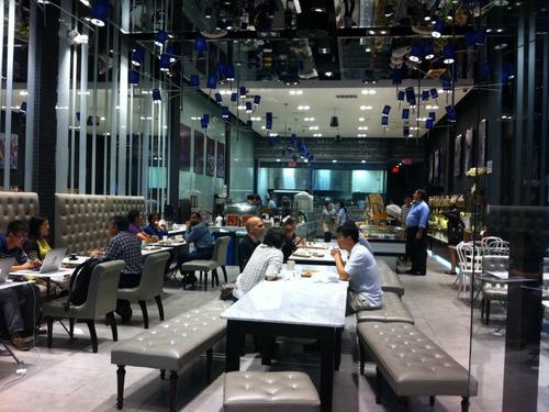 팔로 알토 중심부에 자리한 파리바게뜨. 갈 때마다 사람들이 붐빈다.