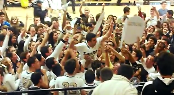 역전 골을 성공시킨 미첼에게 열광하는 선수와 관중들